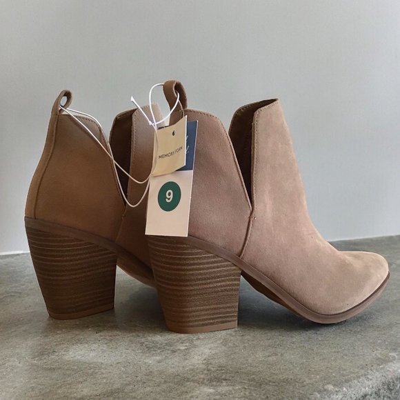 Women's Debbie Boots - Universal Thread Taupe: Size 9 - Picture 2 of 3